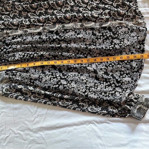 Elegant Black and White Patterned Women's Top - Picture 13 of 14